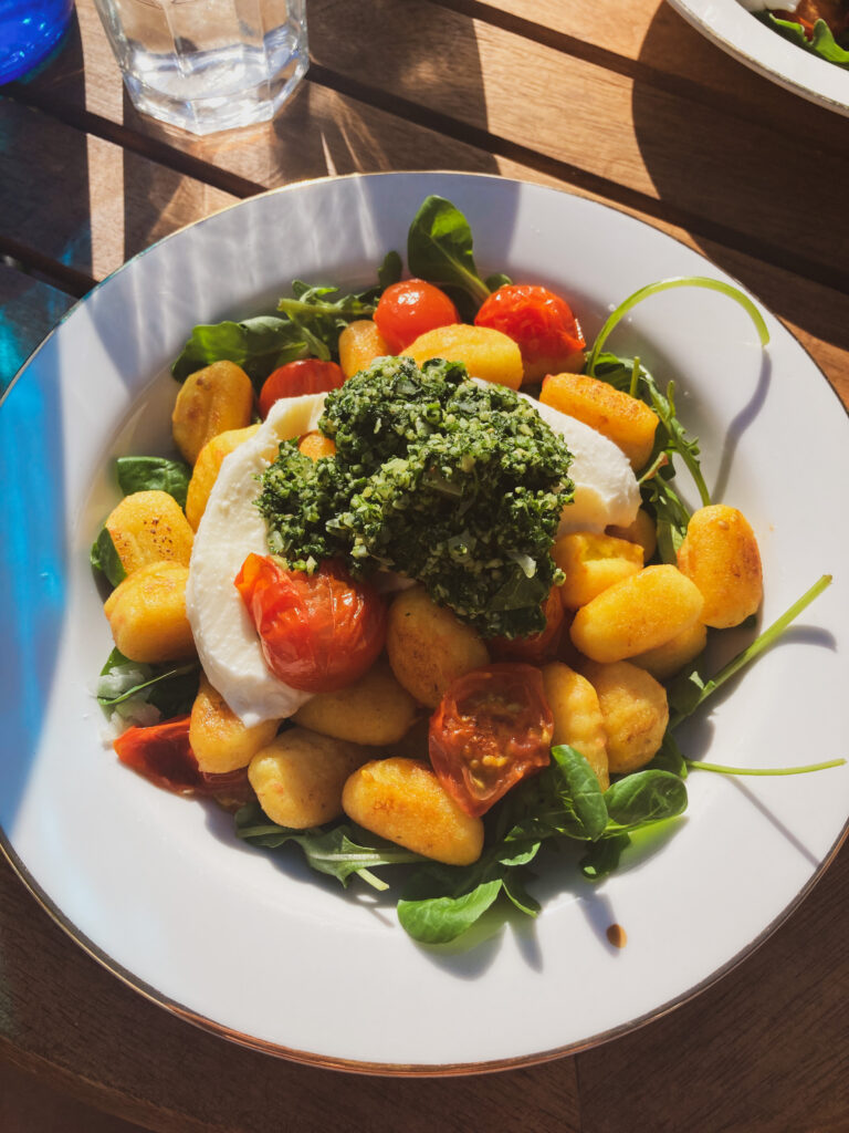 gebakken gnocchi recept met een pesto van oost-indische kers